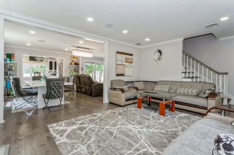 1 Howland Road