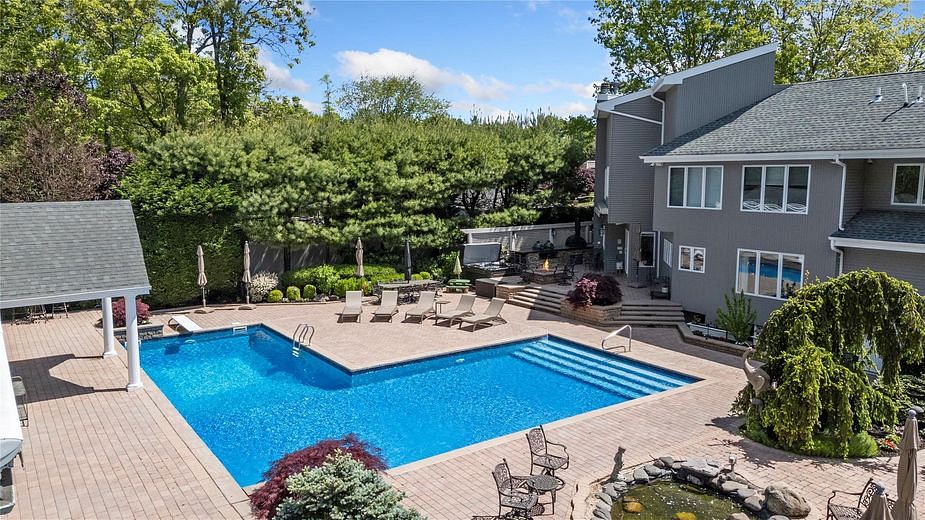 10 Crick Holly Lane