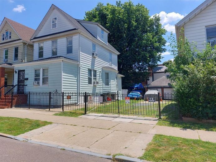 101-08/06 Christie Avenue