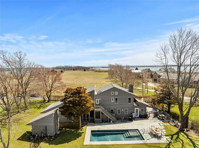 1075 Narrow River Road