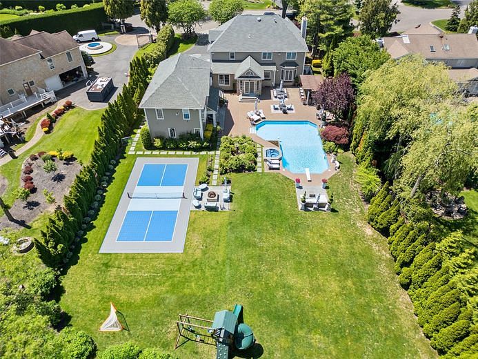 11 Crick Holly Lane