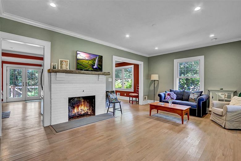 113 Scudder Place