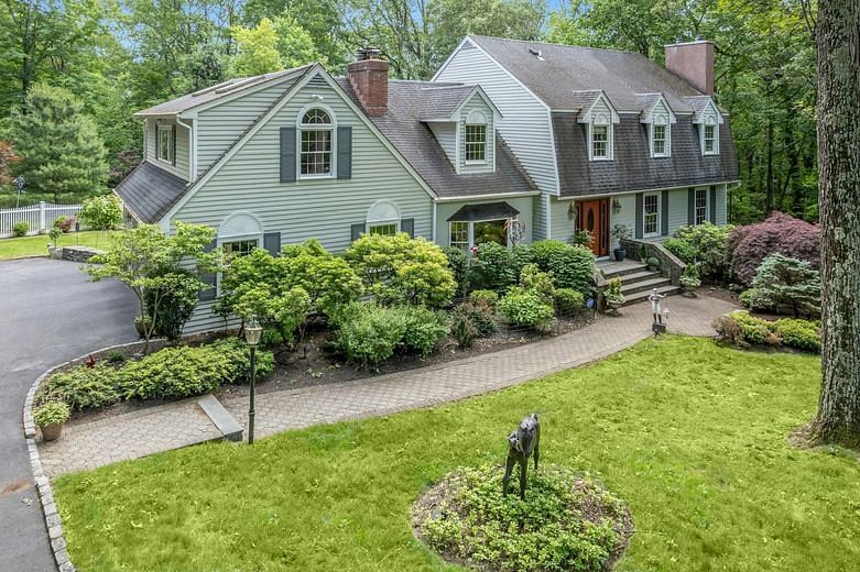 12 Woodland Court S