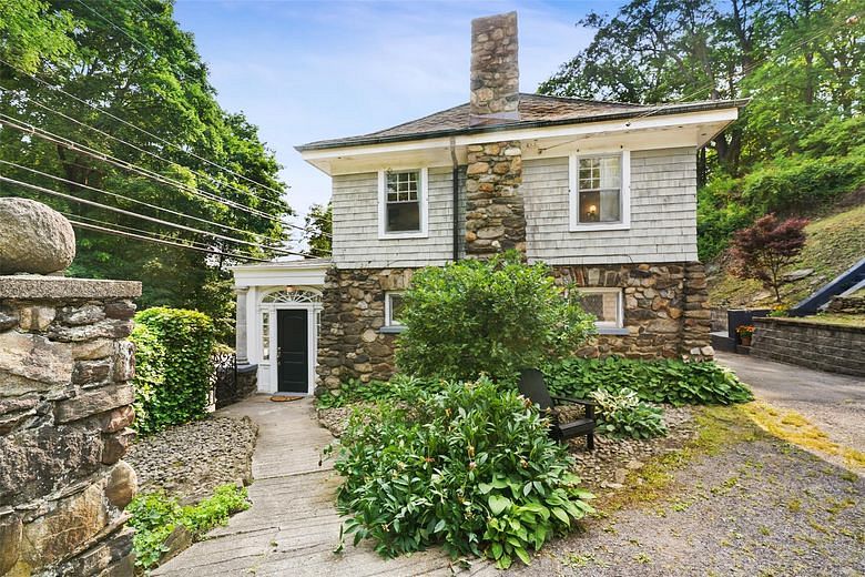 1223 Albany Post Road