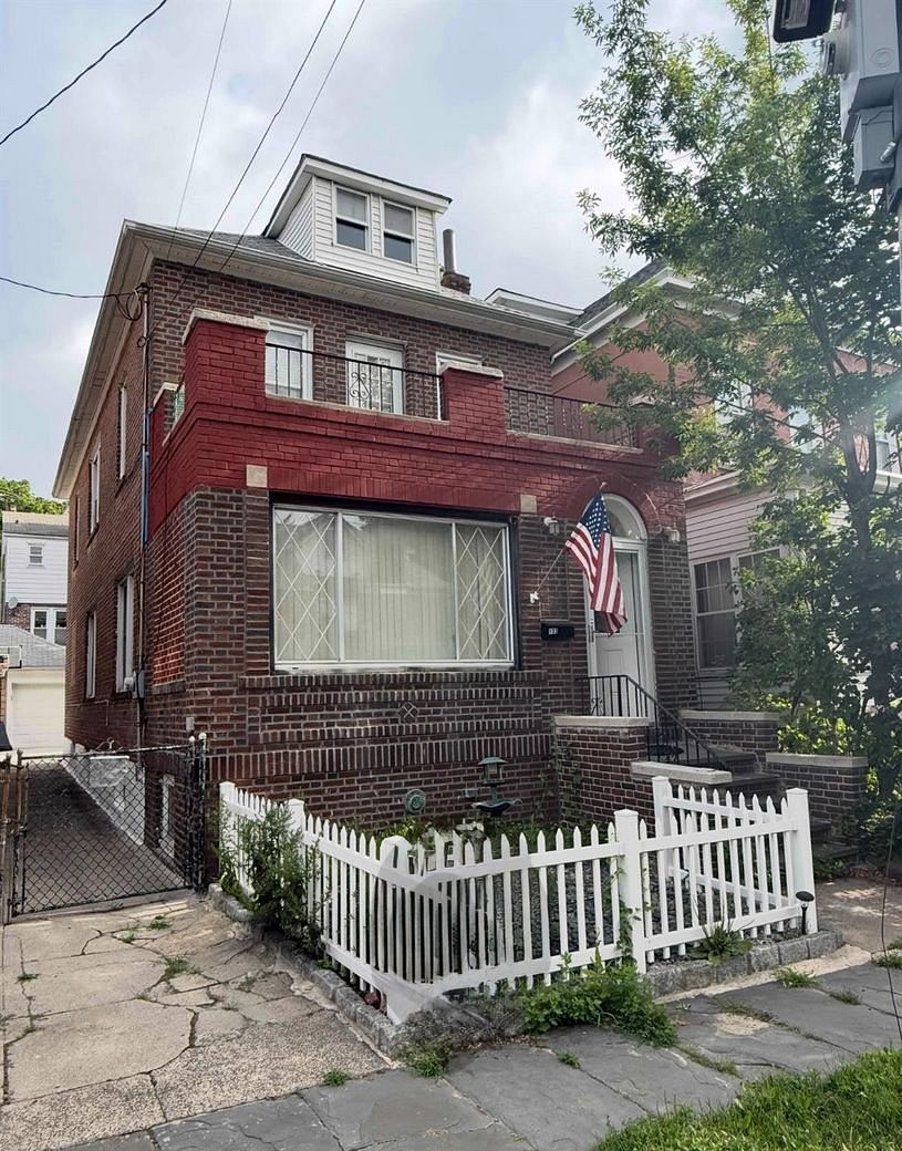 133 E 238th Street