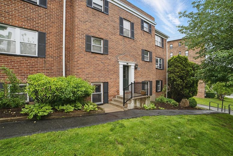 135 Highland Avenue S #D1