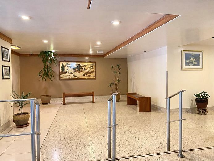 13705 Franklin Avenue #6L