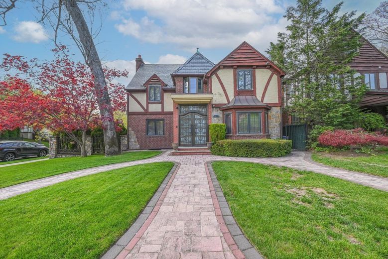 186-03 Chevy Chase Street