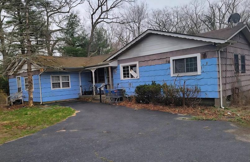 20 Yaphank Middle Island Road