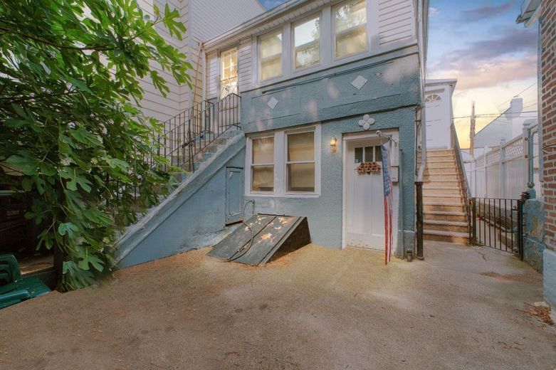 2123 W 9th Street