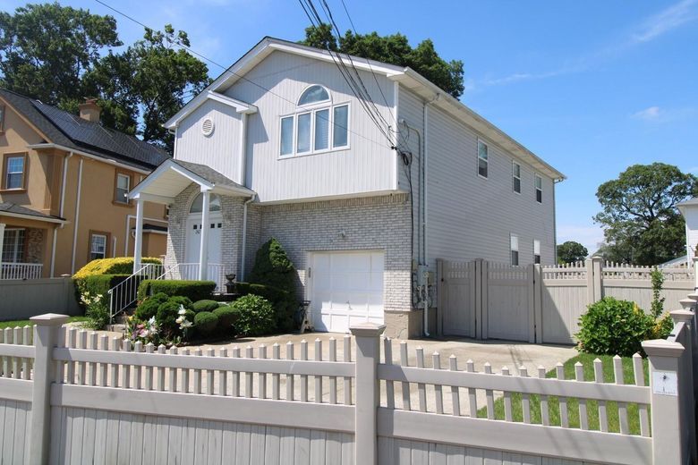 242 W Centennial Avenue