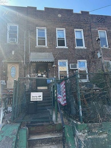 25 Van Dam Street