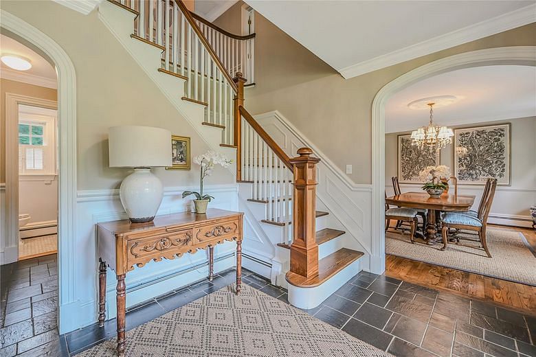 27 Van Wyck Lane