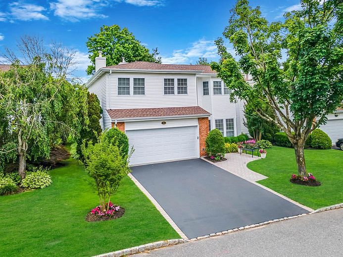 28 Hamlet Drive