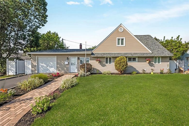 406 Red Maple Drive W