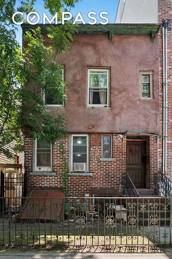 464 East New York Avenue