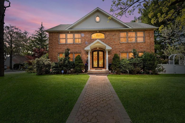 489 Roslyn Road