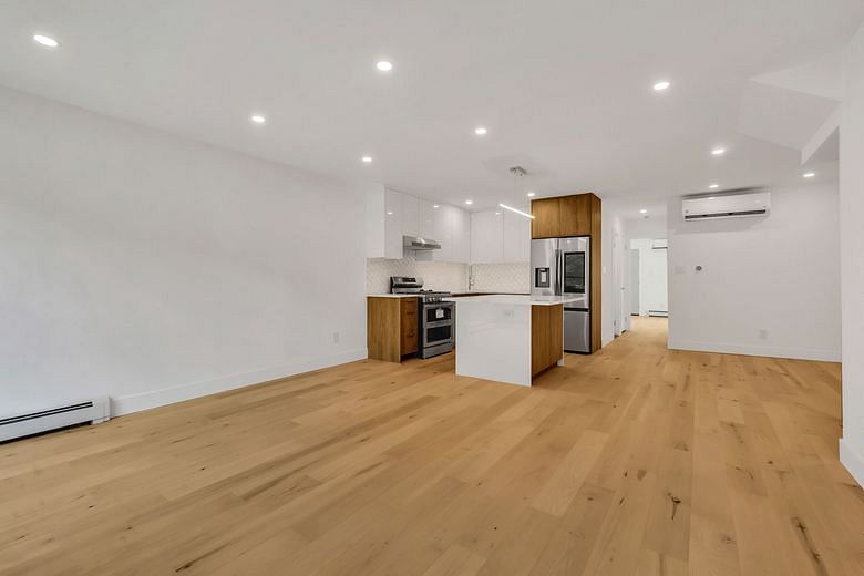 572A Lexington Avenue #TWNHSE