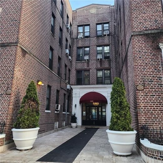 590 Parkside Avenue #2BE
