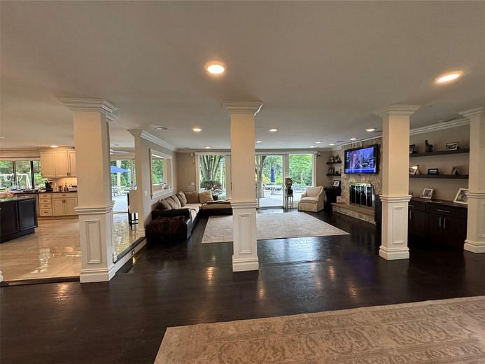 6 Fox Hunt Court