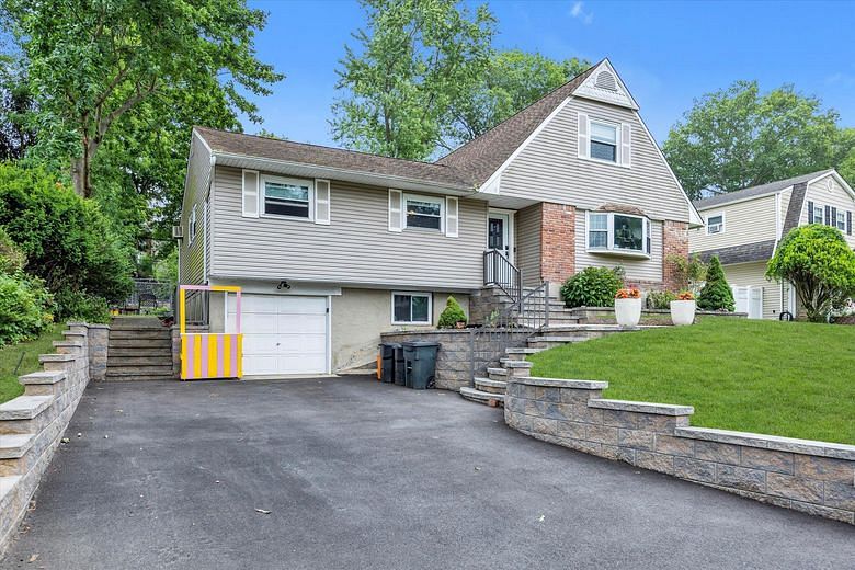 63 Ravenwood Drive