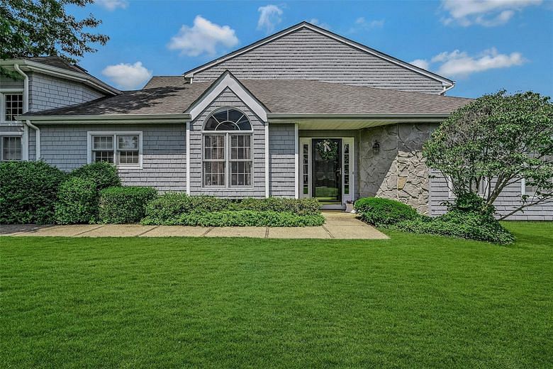 64 Lakebridge Drive S #64