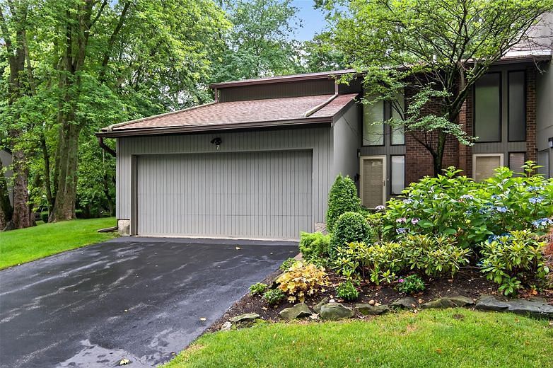 7 Meadowood Drive