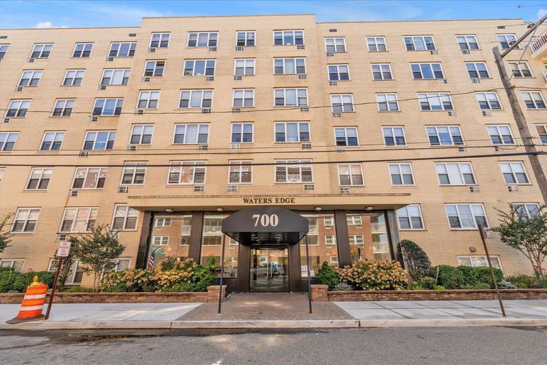 700 Shore Road #5EE