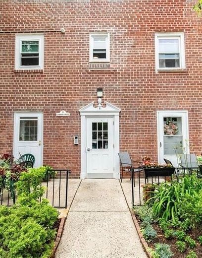 8 Leewood Circle #2L