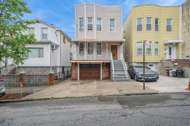 845 Kinsella Street