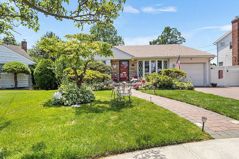 883 Saint James Place