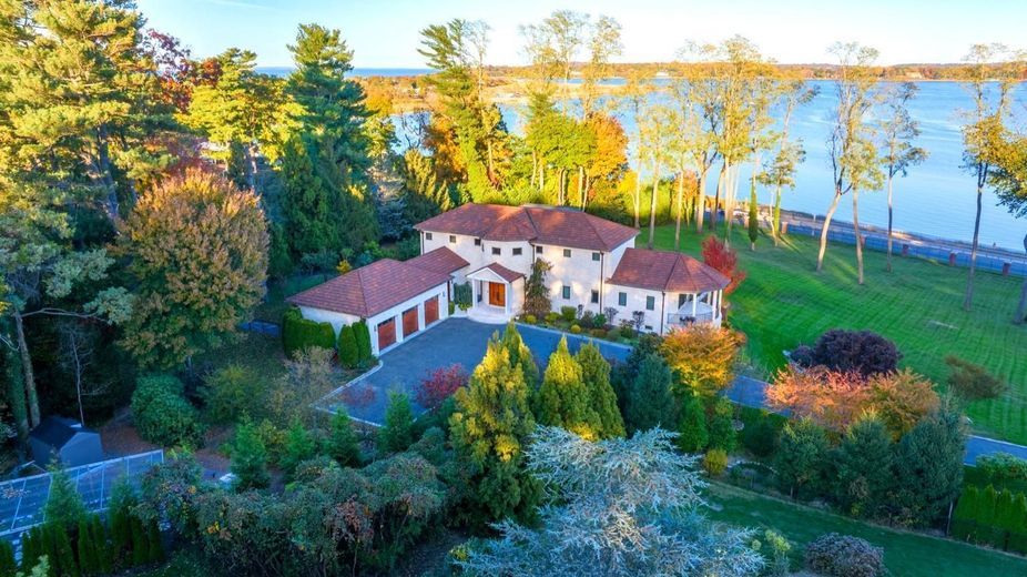 900 W Shore Road