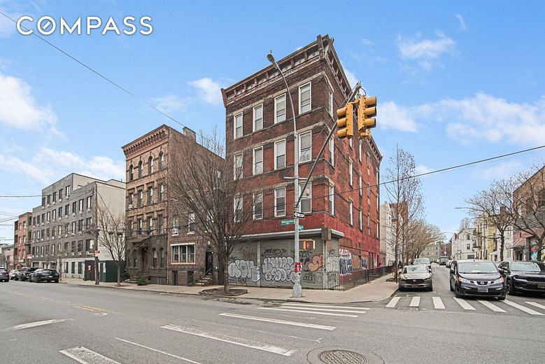 912 Metropolitan Avenue