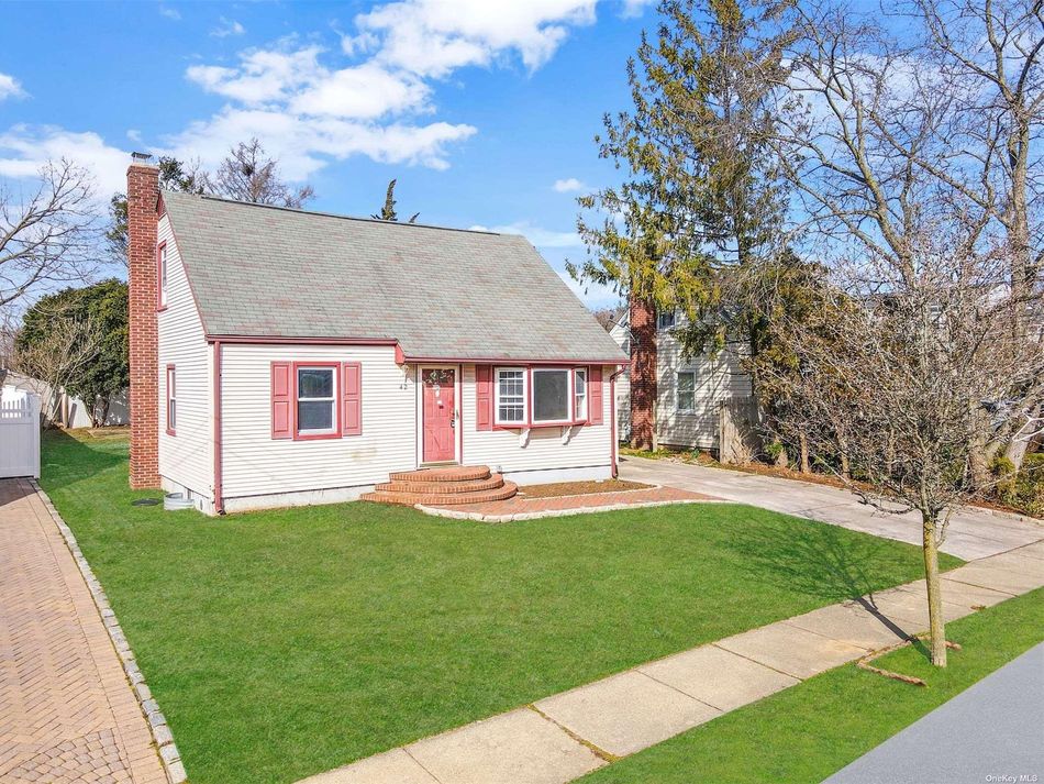 42 Merokee Place in Farmingdale Yoreevo